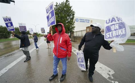 AP Sources: Auto workers and Stellantis reach tentative contract deal that follows model set by Ford